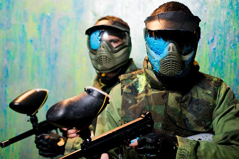 Ludzie w maskach do paintballa